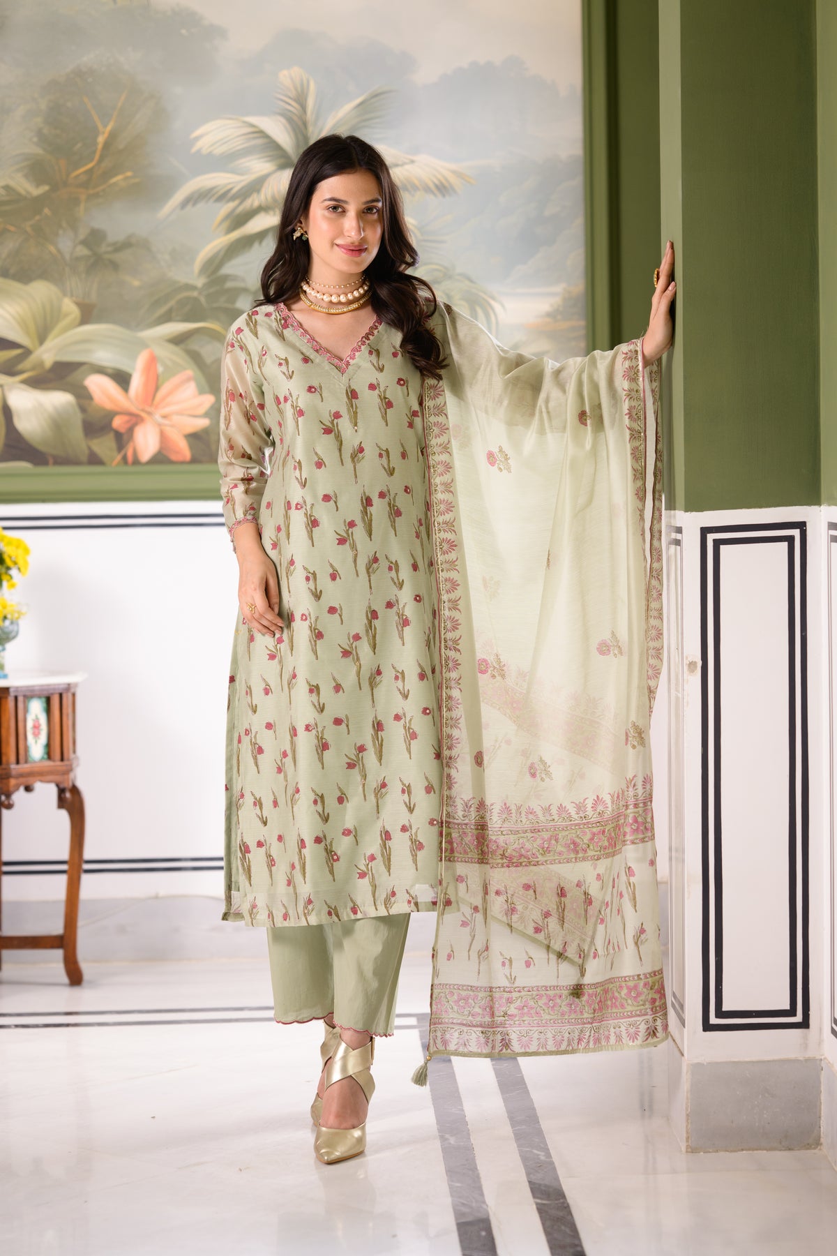 Green Daisy Suit Set with thread scallope Work in Neck and Pant