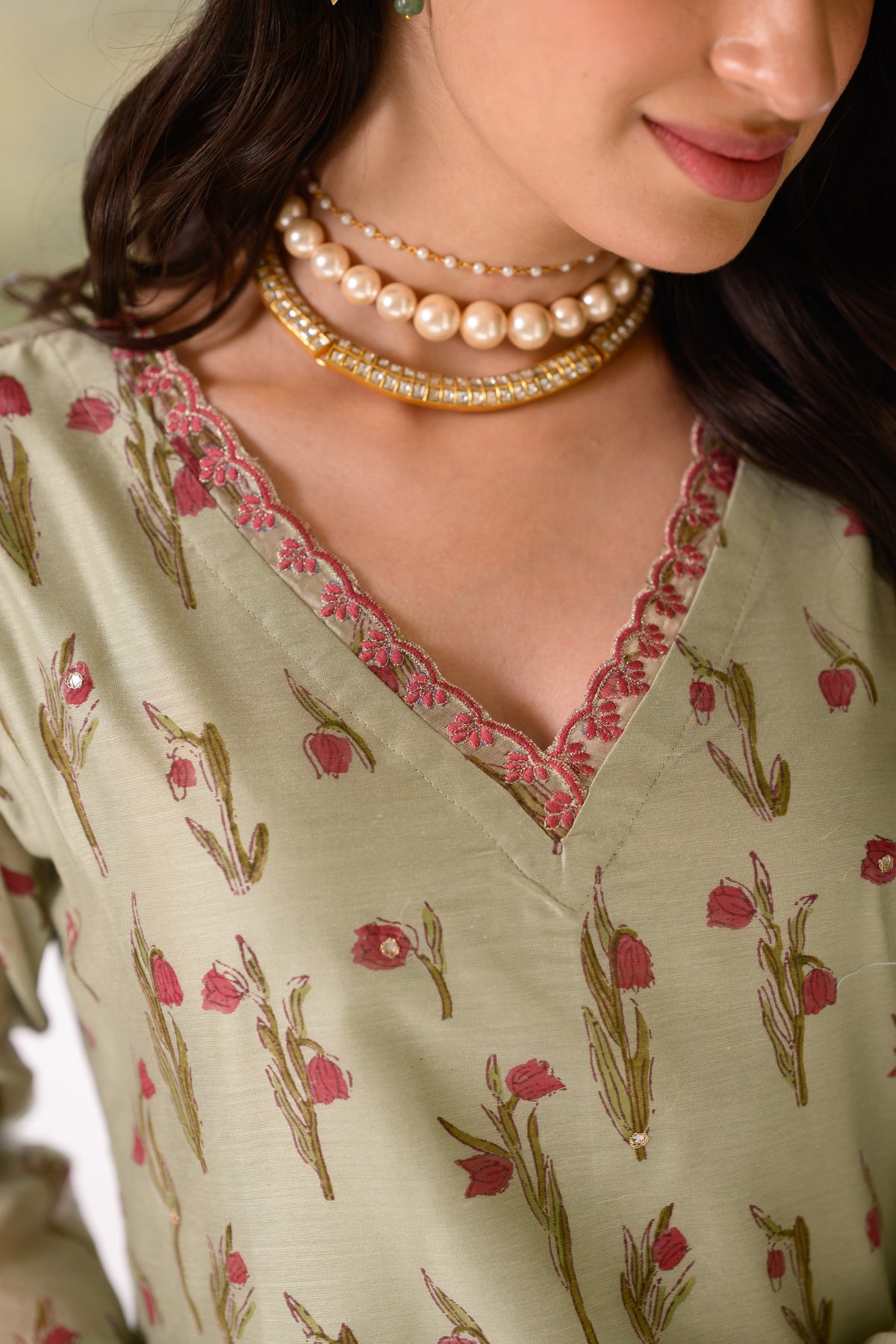 Green Daisy Suit Set with thread scallope Work in Neck and Pant