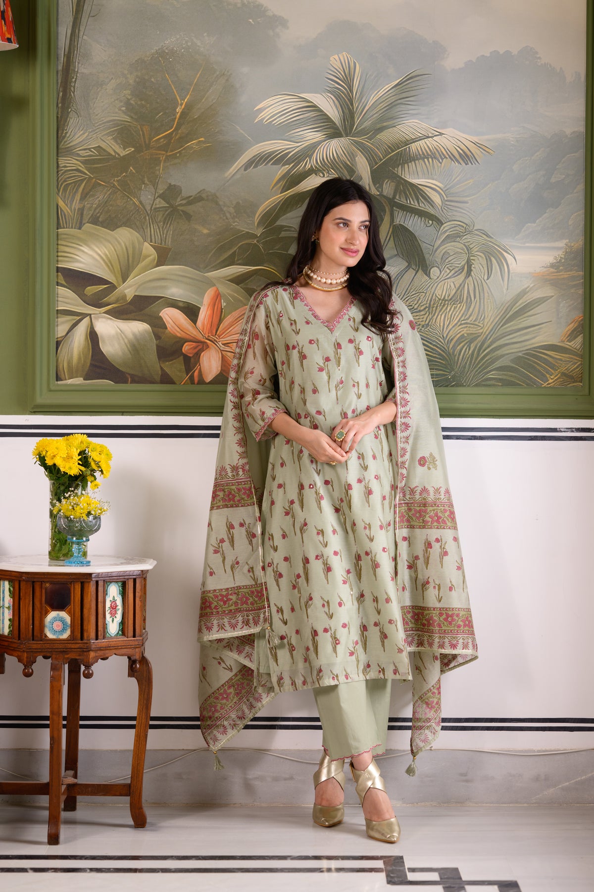 Green Daisy Suit Set with thread scallope Work in Neck and Pant