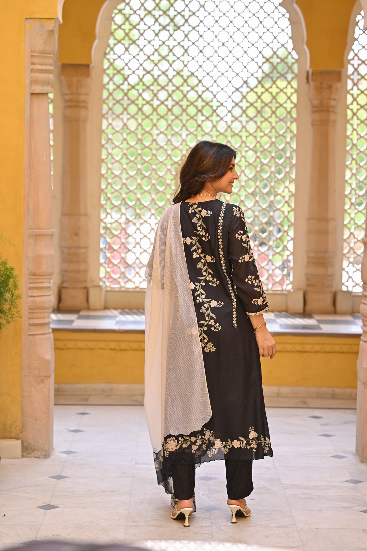 Soha Ali Khan in Black and Off White Placement Print Muslin Suit with Scallope Border