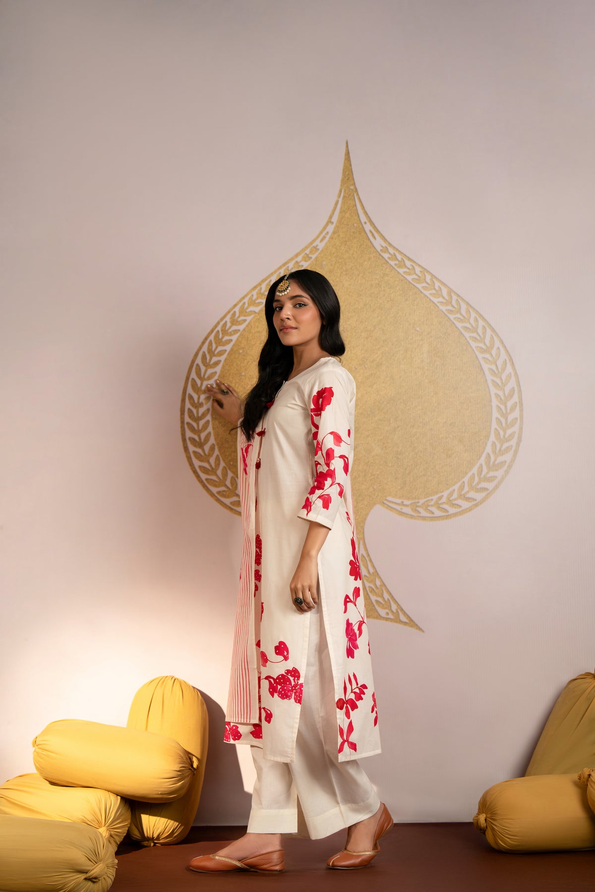 Red floral Placement Print Mul Cotton Suit Set with Sequence and Tari work
