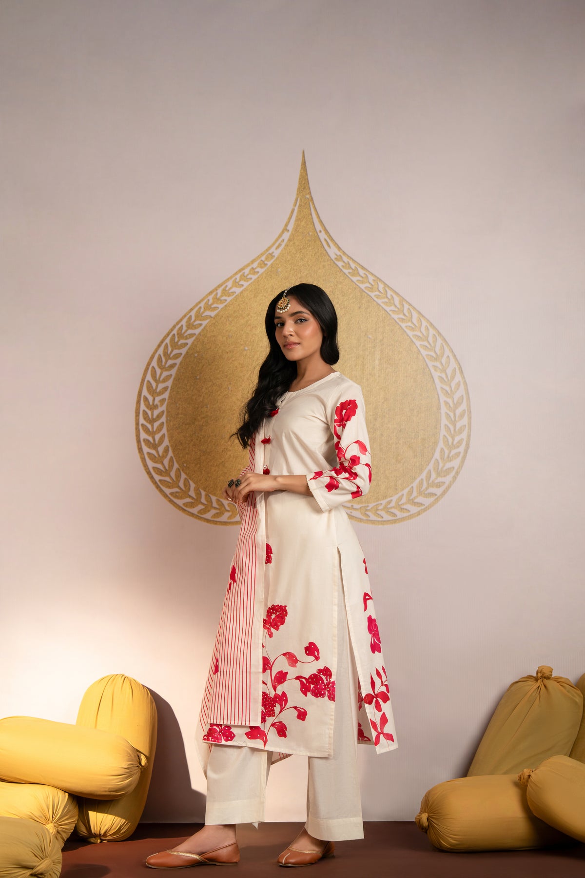 Red floral Placement Print Mul Cotton Suit Set with Sequence and Tari work